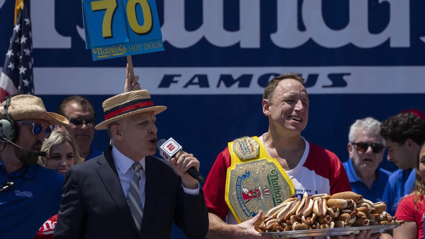 Joey Chestnut merebut kembali gelar di kontes makan hot dog Nathan's Famous, memenangkan Sabuk Mustard ke-17